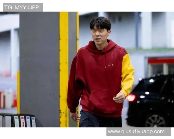 杨瀚森训练中展现神奇三分球网友称其进步显著不应被忽视